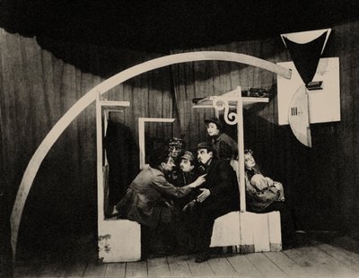 ショーレム・アレイケムの戯曲「エージェント」の一場面。セットデザイナーのマルク・シャガール、1921年。 作： Unbekannt
