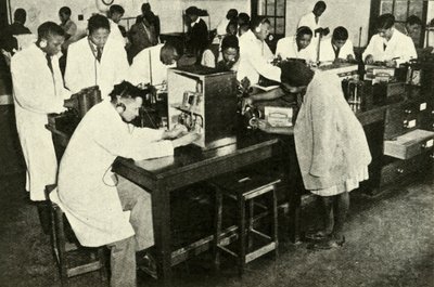 ネイティブカレッジのシーン-物理研究所の学生、c1948。 作： Unbekannt