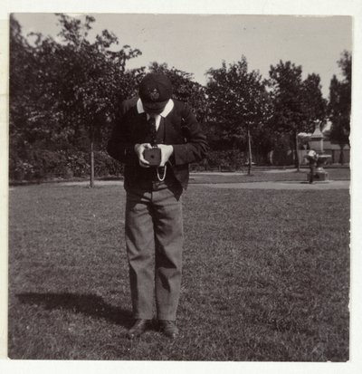 写真を撮るスクールボーイ（1905年頃 作： Unbekannt