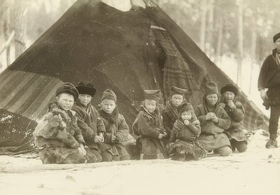 スウェーデン。テントの前で幸せな子供たち。 1900年頃 作： Unbekannt