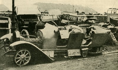 スクラップ！ドイツ人から捕らえられた大破した自動車...、第一次世界大戦、1914年、c1920年。 作： Unbekannt