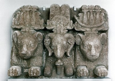 3つの動物の頭の彫刻 作： Unbekannt