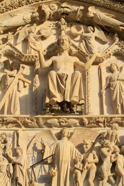 キリストが玉座に座っている彫刻。最後の審判」。西側中央門のティンパナム。聖ステファン大聖堂。 作： Unbekannt
