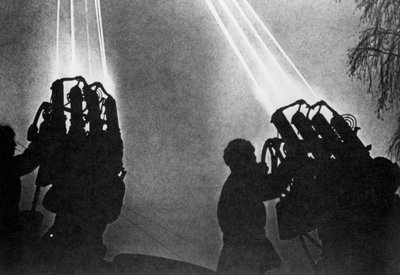 夜間爆撃の準備をしているサーチライトのオペレーター、モスクワ、1941 作： Unbekannt