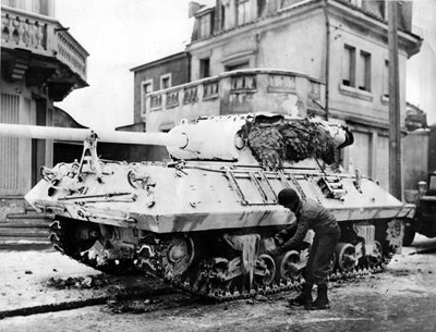 第二次世界大戦（1939年～1945年） - World War II (WWII or WW2):1944年12月20日頃のルクセンブルク。ドイツ軍の進撃の南側で、アメリカ兵が白いM36戦車を塗装して気象条件に適応させていた 作： Unbekannt