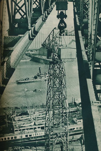 クレーンから見たクライド川は、1937年に長く狭いドック盆地のように見えます。 作： Unbekannt