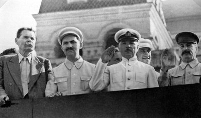 1931年にソビエト連邦、モスクワの赤の広場にあるレーニン廟のトリビューンに関する上級ソビエトの人物 作： Unbekannt