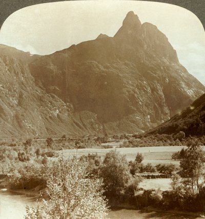 Romdalshornの鋭い尖塔、ノルウェー、ラウマ川の上の山壁c1905。 作： Unbekannt