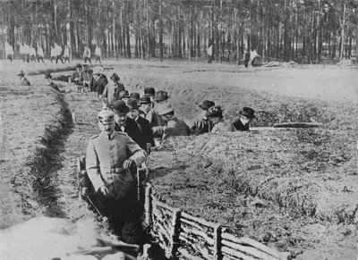 1915年、ベルリンの郊外にある展示用の塹壕の周りに市民を表示 作： Unbekannt