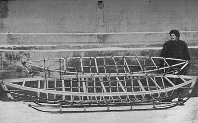 一人用竹のスケルトンoカヤック、および手すりの上に横たわるダブルカヤック、1894、1897 作： Unbekannt
