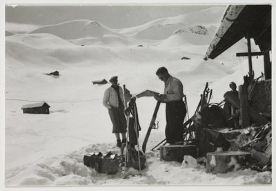 シャレーの外にいるスキーヤー（1930年頃 作： Unbekannt