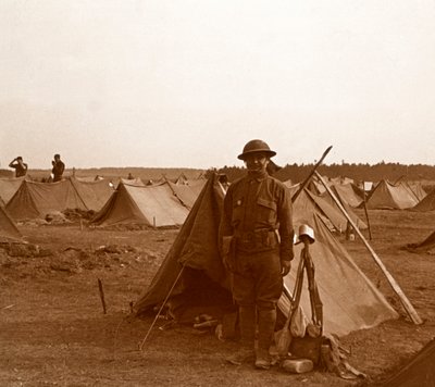 テント、アメリカンキャンプ、メレット、フランス、c1914-c1918のそばに立っている兵士。 作： Unbekannt