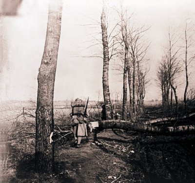 背中にパックを付けた兵士、c1914-c1918 作： Unbekannt