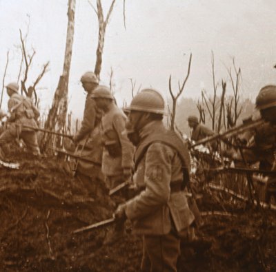 前進する兵士、c1914-c1918 作： Unbekannt