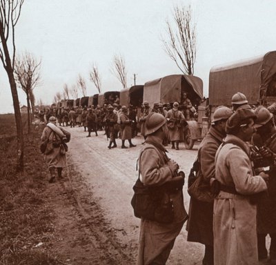 フランス北部、ヴェルダンのヴォワサクレにいる兵士とトラックの列、c1914-c1918 作： Unbekannt