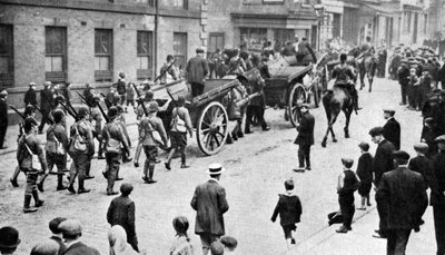 シェフィールド、c1920、ストライキ中に石炭カートを輸送する兵士 作： Unbekannt