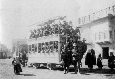 1917〜1919年、イラクのバグダッドに向かう途中、カジメインの東サリー連隊の兵士 作： Unbekannt