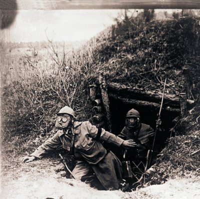 塹壕から出てきたガスマスクの兵士、c1914-c1918 作： Unbekannt