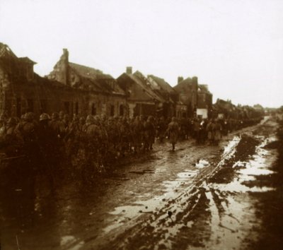 爆撃された過去の家々を行進する兵士、北フランス、シャンパーニュ、c1914-c1918 作： Unbekannt