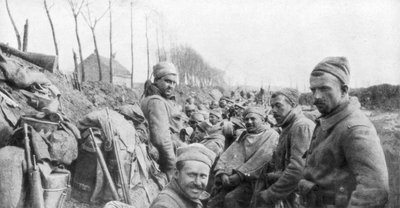1915年4月24日、ベルギーのリザルヌとボエシンゲの間のフランスのズアベ連隊の兵士 作： Unbekannt