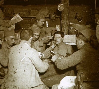 塹壕でマニール[カードゲーム]をする兵士、c1914-c1918 作： Unbekannt