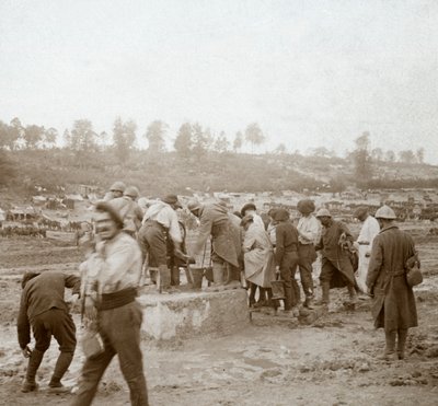 泥の中を水のために待機している兵士、フランス北部のジェコート、c1914-c1918 作： Unbekannt
