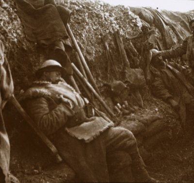 塹壕で休んでいる兵士、c1914-c1918 作： Unbekannt