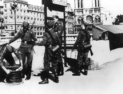 1940年6月、パリのサンミシェル橋で電話ケーブルを使用する兵士 作： Unbekannt