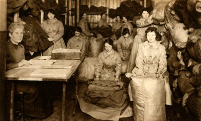 WAACの衣料品店でのユニフォームの仕分け、第一次世界大戦、1914-1918、1933年。 作： Unbekannt