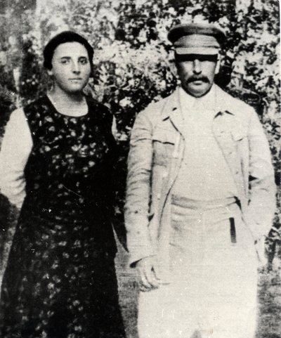 1920年代後半、ソビエト指導者のヨセフスターリンと2人目の妻ナデジダアリルイエバ 作： Unbekannt