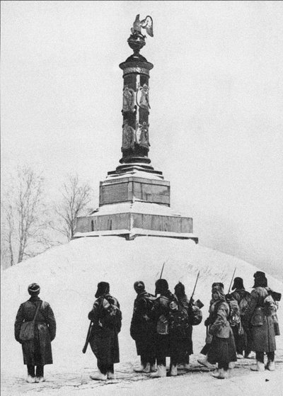 タルティーノカルーガの村で1812年の戦争の英雄の記念碑にいるソビエト兵士 作： Unbekannt