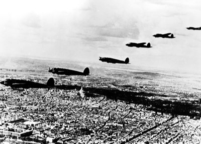 1940年7月、ドイツのハインケル戦隊、パリ上空を飛行する111爆撃機 作： Unbekannt