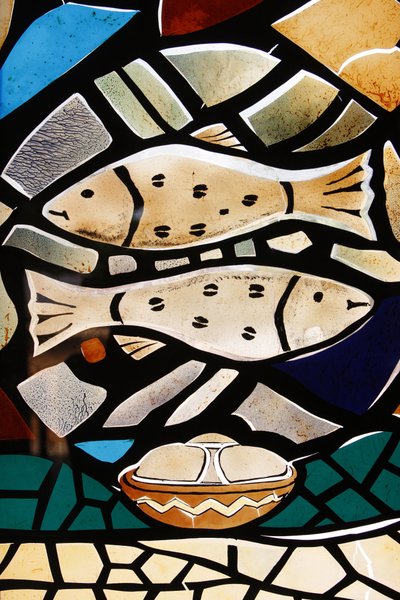 ステンドグラス：キリスト教のシンボル：初期キリスト教徒を象徴する魚（トーゴ、トゴビル 作： Unbekannt