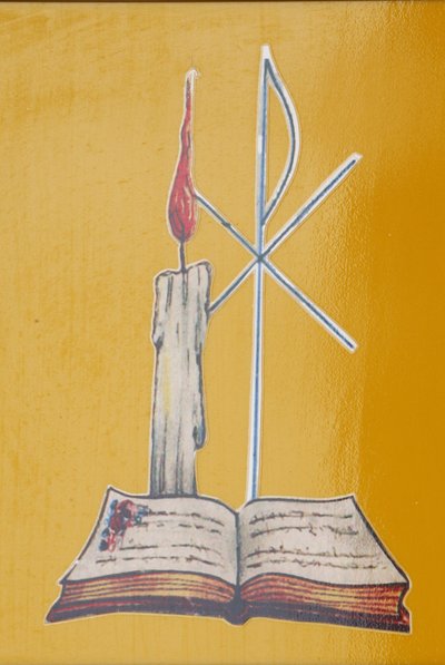 ステンドグラスの窓。祭壇のろうそくと聖書（トーゴ、アネホ 作： Unbekannt