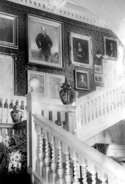 絵画で飾られた階段、c1882 作： Unbekannt