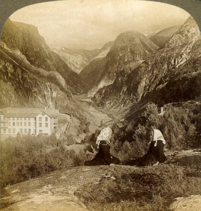 Stalheims Hotelとその素晴らしい景色。有名なネロダール、ノルウェー、1905年。 作： Unbekannt