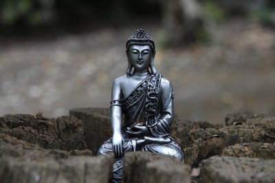 ブッダパディパ寺院の庭にある像（グラン・ブルターニュ地方ウィンブルドン市 作： Unbekannt