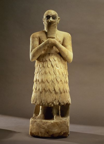 紀元前2500年頃、ユーフラテス川中流域のマリで発見された、女神イシュタルを崇拝する官吏または執事エビー・イルの像（石膏、ラピスラズリ）（詳細は93166を参照のこと 作： Unbekannt