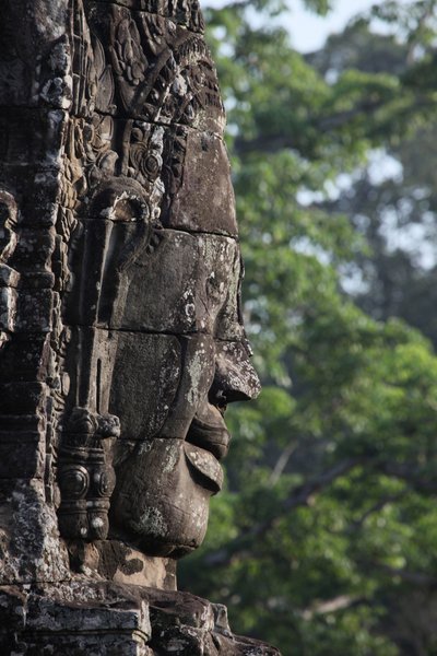 アンコール・トムのバイヨン寺院にあるジャヤヴァルマン7世の菩薩像と思われる塔の石面（カンボジア・シェムリアップ）。 作： Unbekannt
