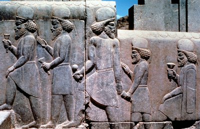 紀元前6〜5世紀、南イランの賛辞をもたらす対象を示す石のレリーフ 作： Unbekannt