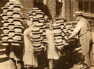 麦わら帽子は1930年、1933年に人気を博しました。 作： Unbekannt