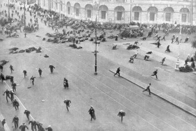 1917年7月17日、ロシアのペトログラードでのストリートファイティング 作： Unbekannt