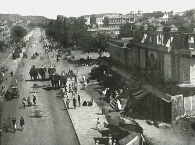 1895年、インドのジャイプールの街のストリートシーン。 作： Unbekannt