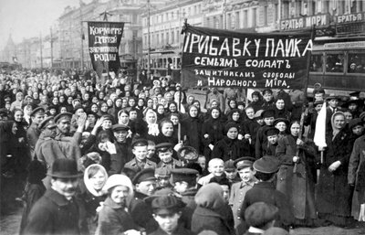 1917年2月の革命の最初の日にサンクトペテルブルグ、ロシアの印象的なプチロフ労働者 作： Unbekannt