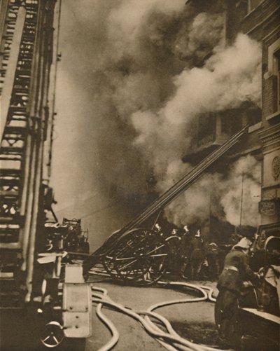 狭い街の通りでの大火の鎮圧、c1935。 作： Unbekannt