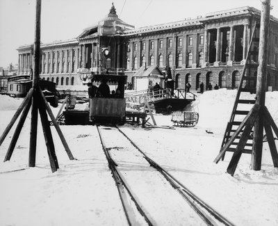 芸術アカデミーの前にある郊外の鉄道駅、サンクトペテルブルク、ロシア、c1896-c1898 作： Unbekannt