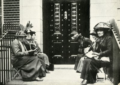 1914年4月6日、1947年、サーエドワードカーソンズロンドンの家の玄関先で待機しているSuffragettes。 作： Unbekannt