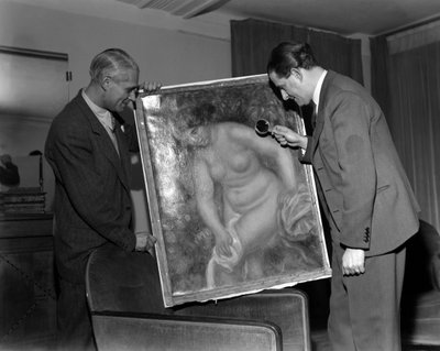パリの美術評論家、ベレンハイム。虫眼鏡でルノワールの絵を鑑賞している - 1948年 作： Unbekannt