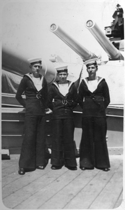テッドとパル、軍艦に乗っている3人の王立海軍水兵、c1920s-c1930s 作： Unbekannt