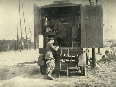 1919年にRAFカイトバルーンセクションに取り付けられた電話ローリー交換。 作： Unbekannt